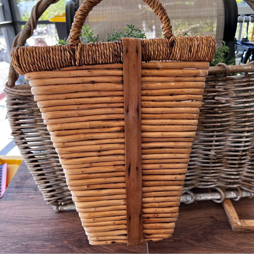 Vintage Rustic Woven rattan hanging wall Basket - Picture 2 of 5